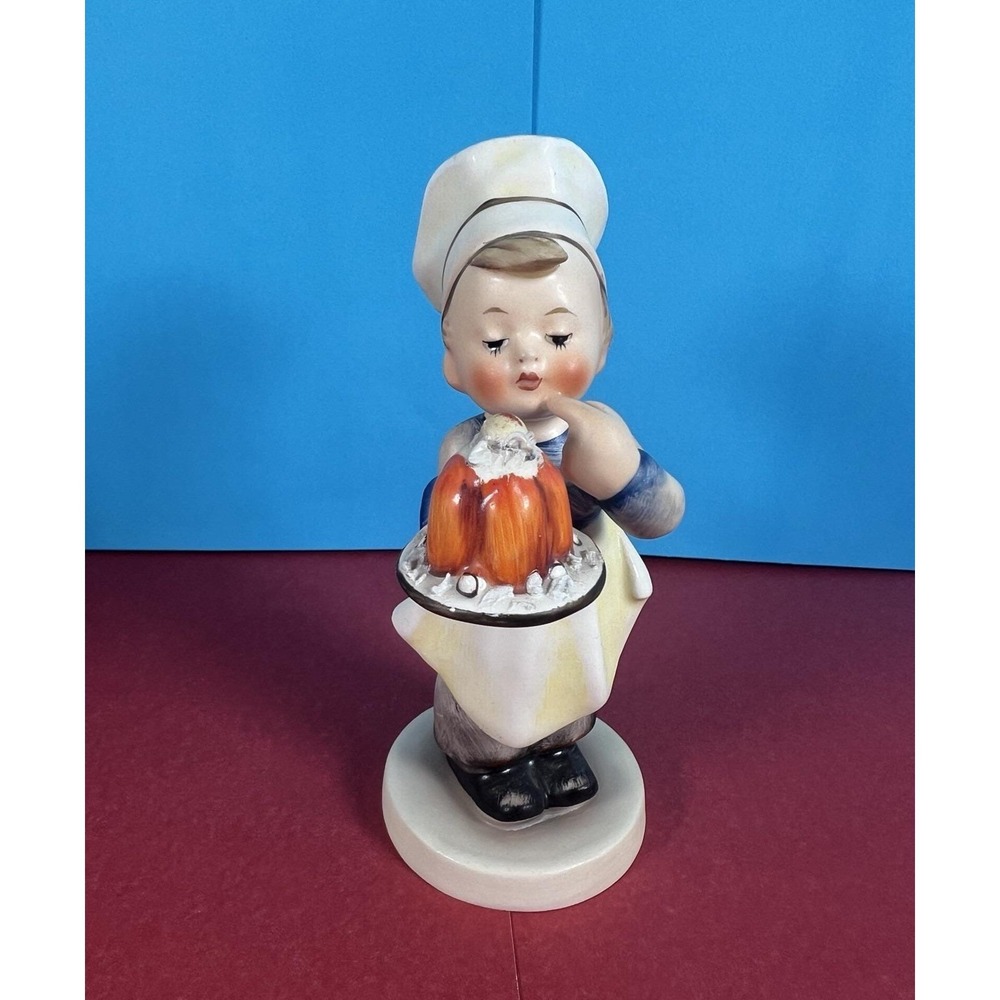 Goebel Hummel Figurine #128 "Baker" TMK-3 (1960-1972) W.Germany Vintage Figurine